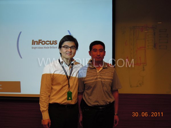 張兵權(quán)工程師在外國客戶安裝工廠進行指導(dǎo)安裝(圖2)