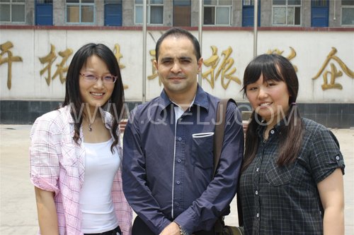 伊朗和馬來(lái)西亞客戶(hù)同時(shí)來(lái)企鵝公司購(gòu)買(mǎi)生產(chǎn)線設(shè)備(圖1)