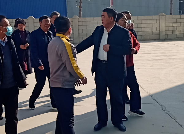 河南省農(nóng)業(yè)廳專家驗(yàn)收小組對蘭考花生基地及特香型花生油加工設(shè)備進(jìn)行綠色食品加工認(rèn)證驗(yàn)收(圖1) 河南省農(nóng)業(yè)廳專家驗(yàn)收小組對蘭考花生基地及特香型花生油加工設(shè)備進(jìn)行綠色食品加工認(rèn)證驗(yàn)收(圖1)